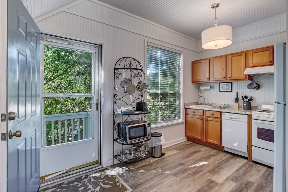 Apartment, 1 Bedroom | Private kitchen | Fridge, oven, coffee/tea maker, toaster