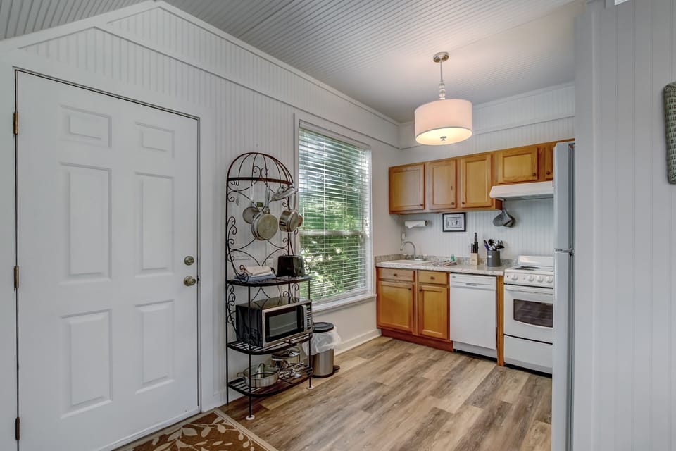 Apartment, 1 Bedroom | Private kitchen | Fridge, oven, coffee/tea maker, toaster