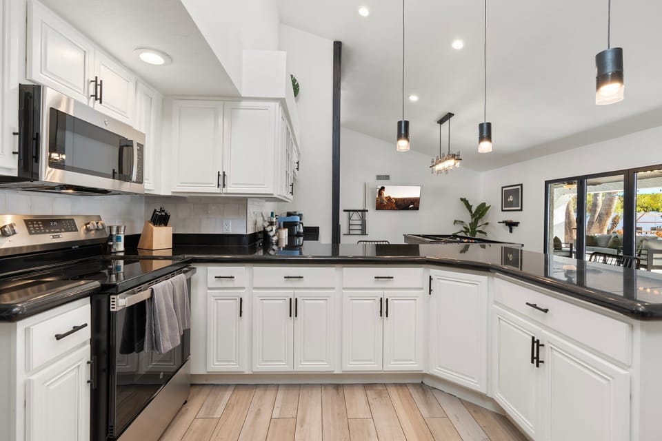 Update and fully stokced kitchen with brand new appliances