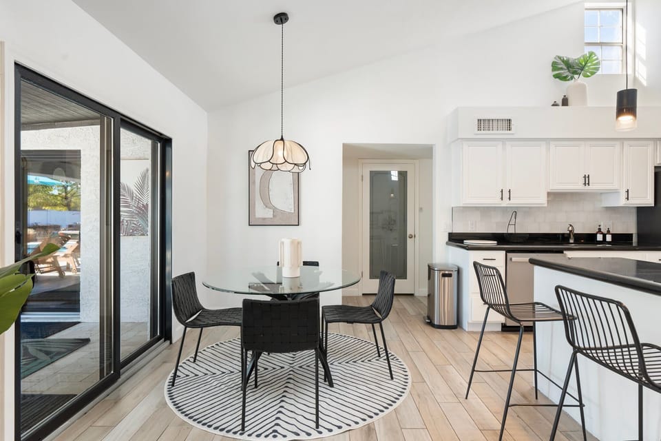 Separate breakfast table for 4 plus peninsula seating for 4