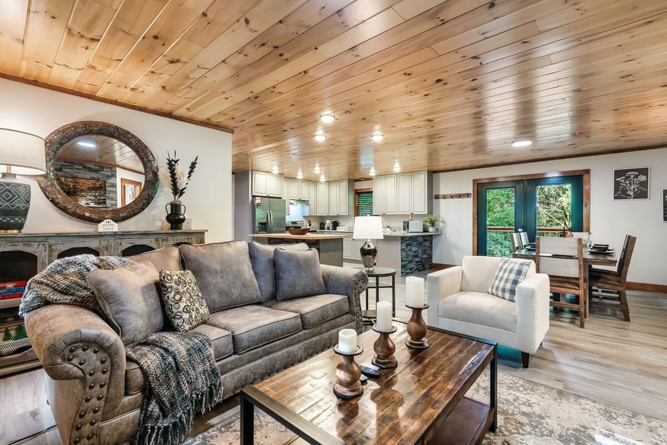 Living Room w/Queen Sleeper Sofa