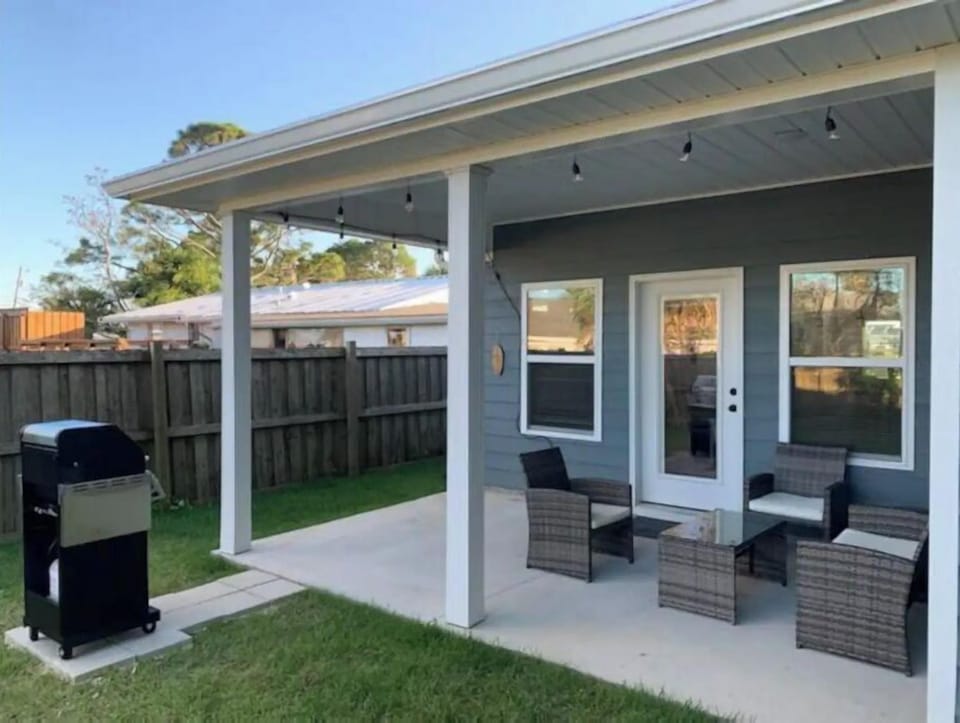 Hang out in the evening with your glass of wine and grill your favorite foods!