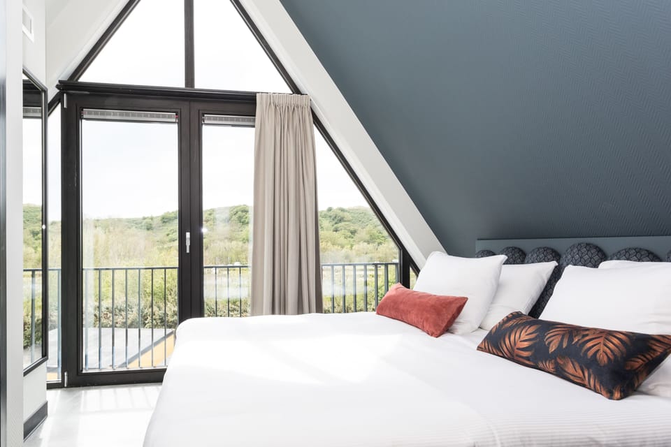 V.I.P. Wellness Suite - no pets allowed | In-room safe, laptop workspace, soundproofing, cribs/infant beds