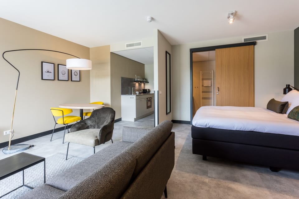 Junior Suite Royale - no pets allowed | In-room safe, laptop workspace, soundproofing, cribs/infant beds