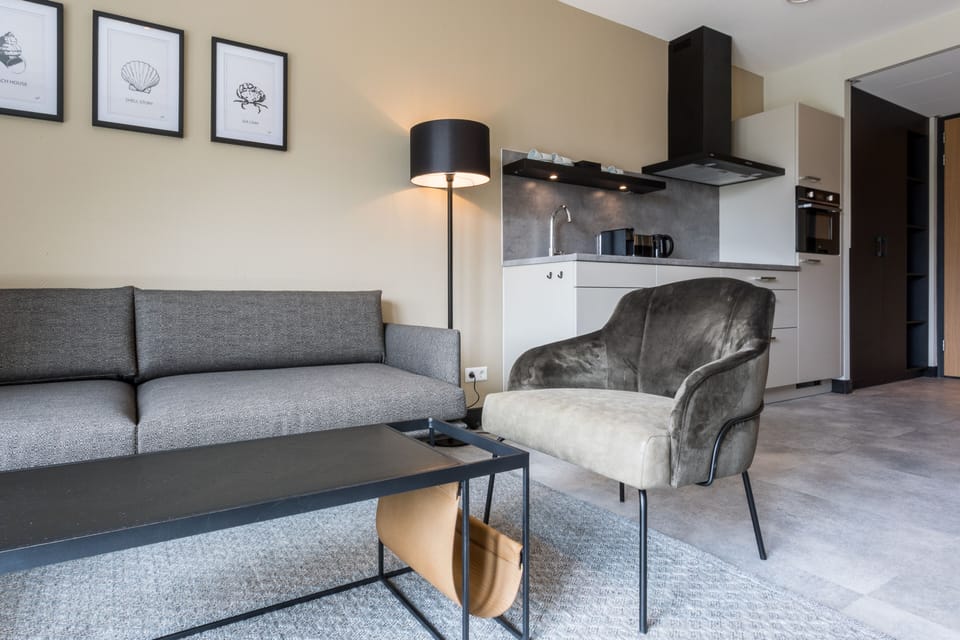 Superior Suite - no pets allowed | Living area | Flat-screen TV