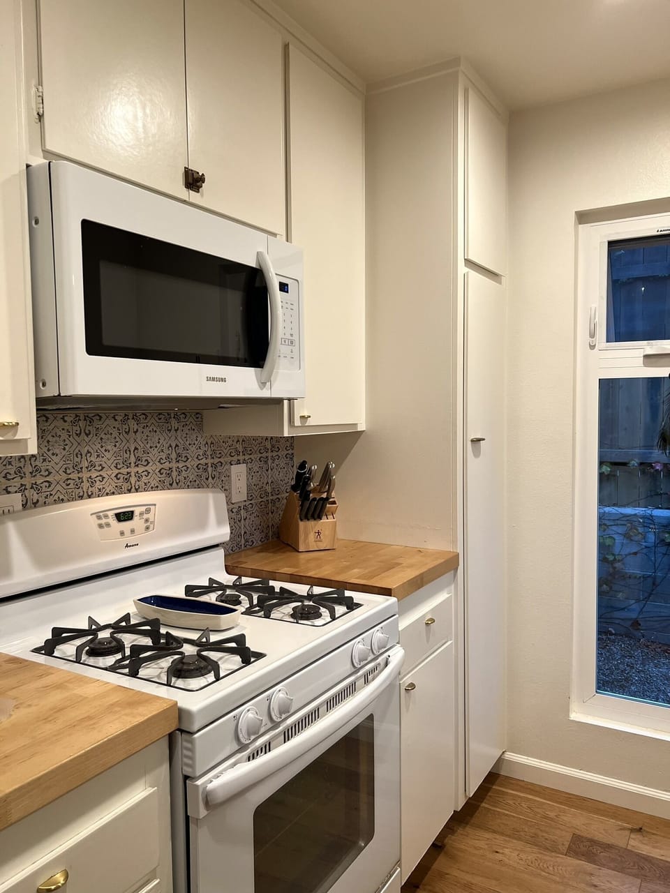 Gas stove top & oven plus baking dishes, nonstick baking trays, pots & pans.