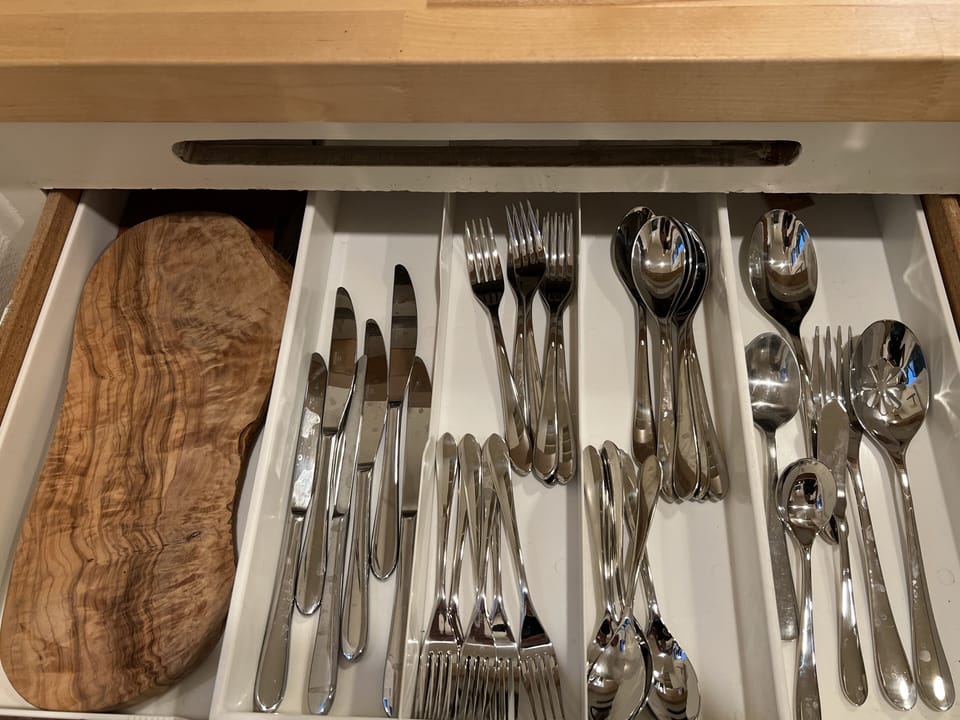 Stylish new flatware for 8 and service pieces. BBQ equip & kitchen tools too.