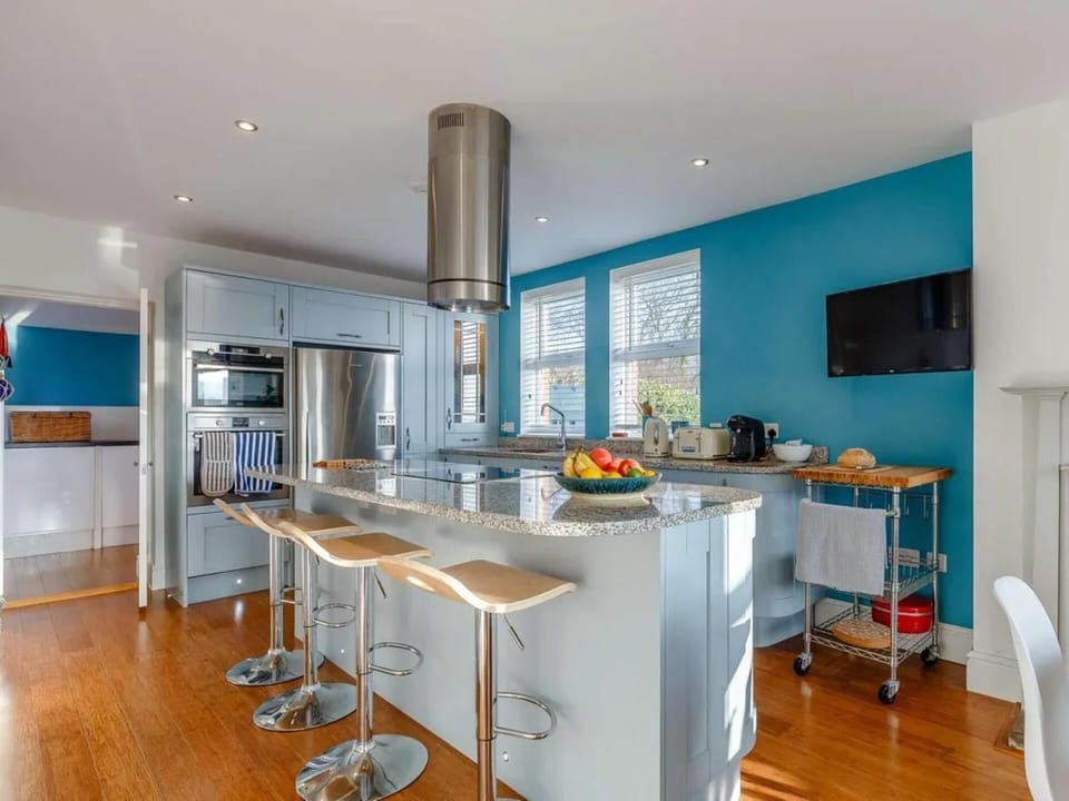 House | Private kitchen | Fridge, microwave, oven, stovetop