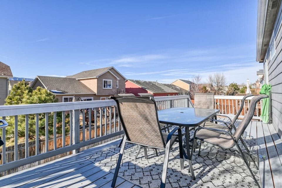Additional Seating for 6 on Back Yard Porch
