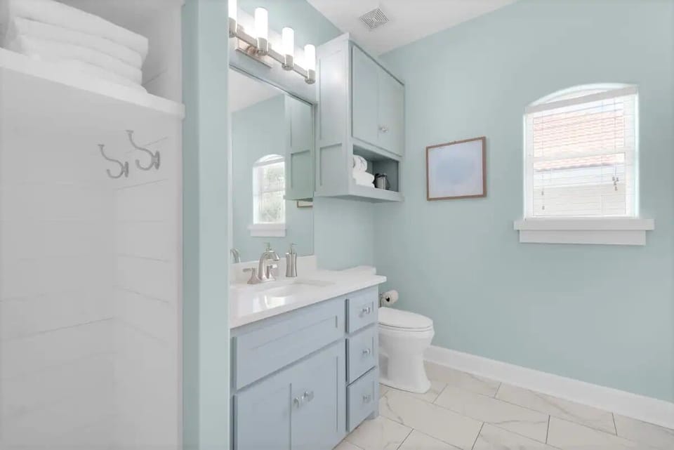 2nd floor shared hall bath