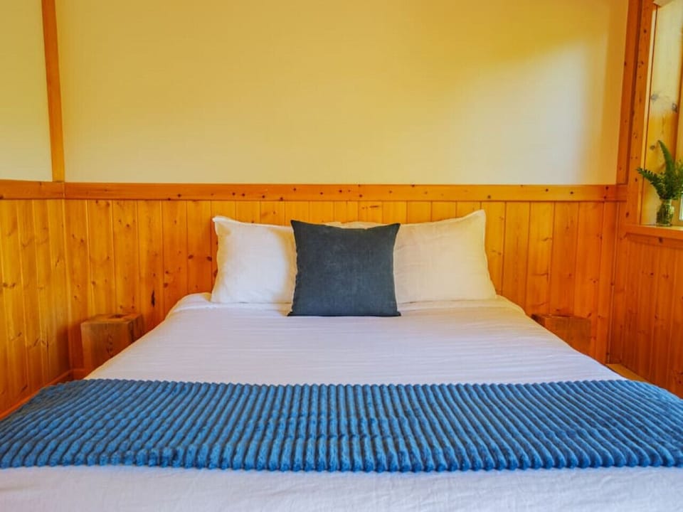 Queen bed.
