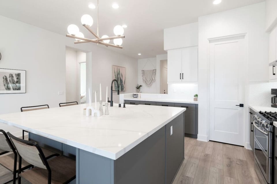 Spacious kitchen island w/ seating, perfect for gathering & casual meals