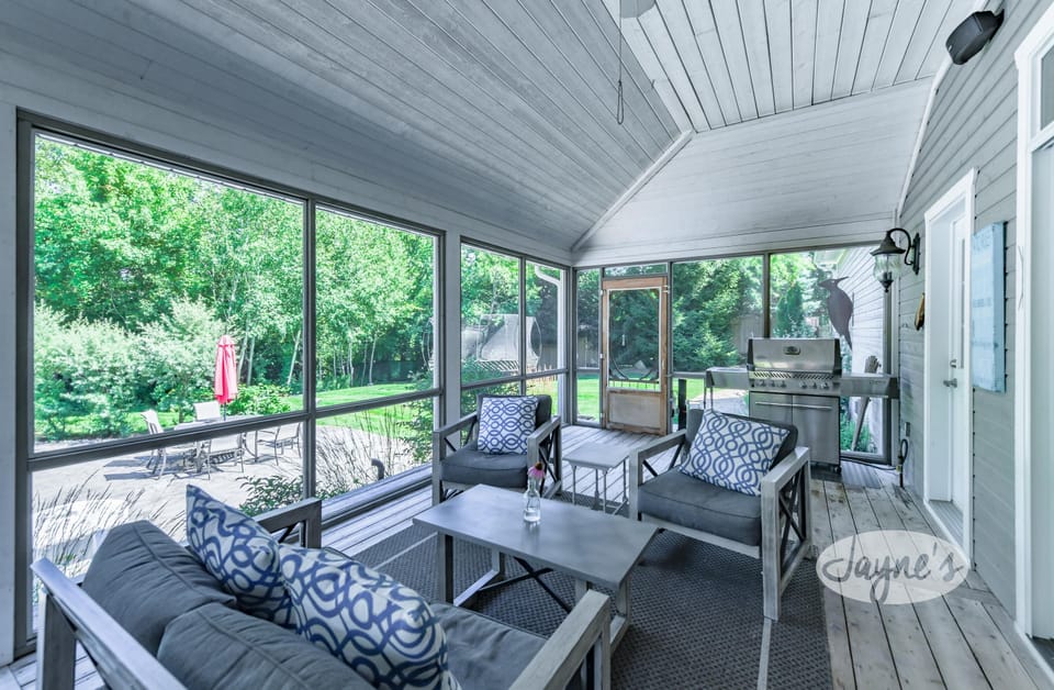 Screened Porch &amp; Seating
