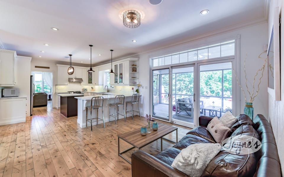 Kitchen &amp; Seating Area