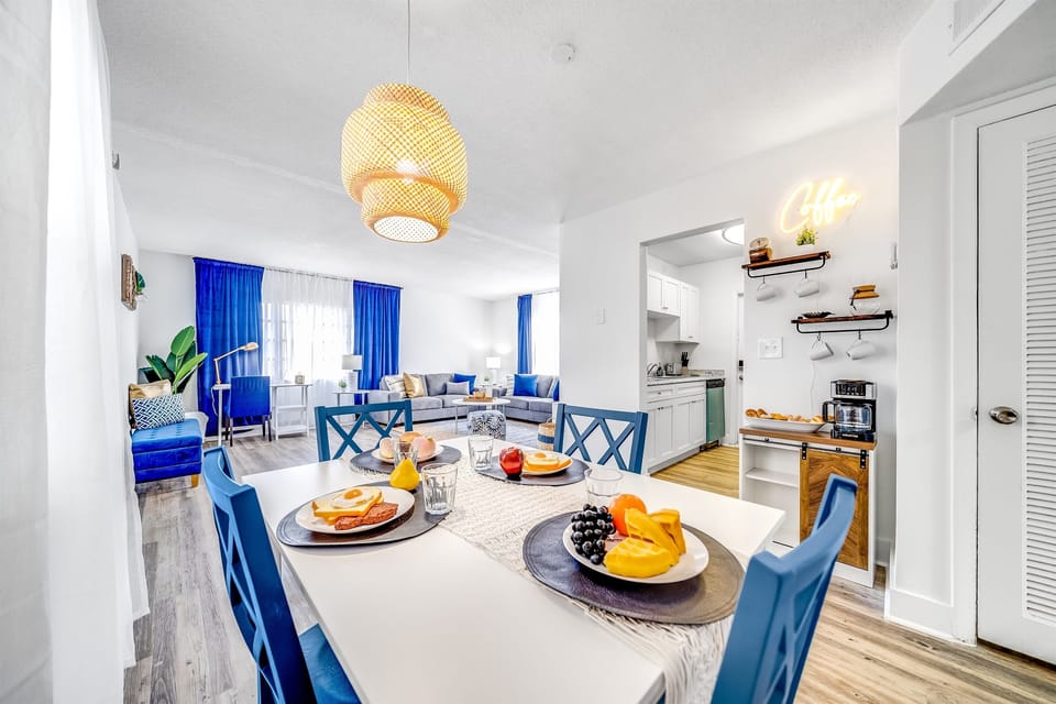 The airbnb was spotless and spacious, and looked exactly like the pictures. Michael was a great host! Definitely would recommend! - Ja Von