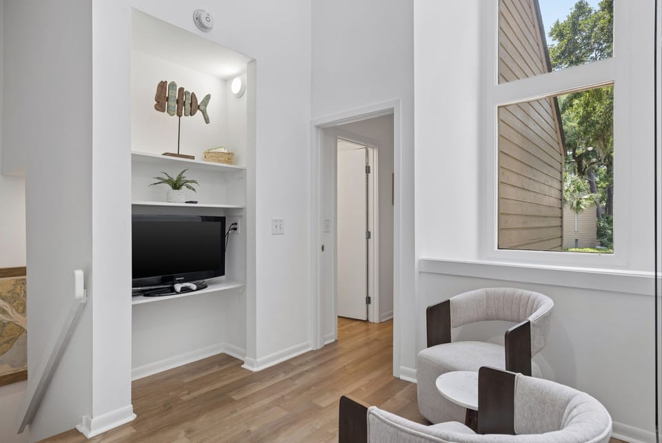 Loft area with TV perfect for gaming!