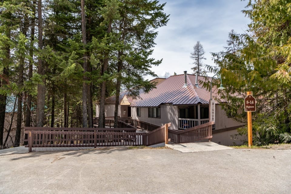 7 Plex - Bighorn Building 