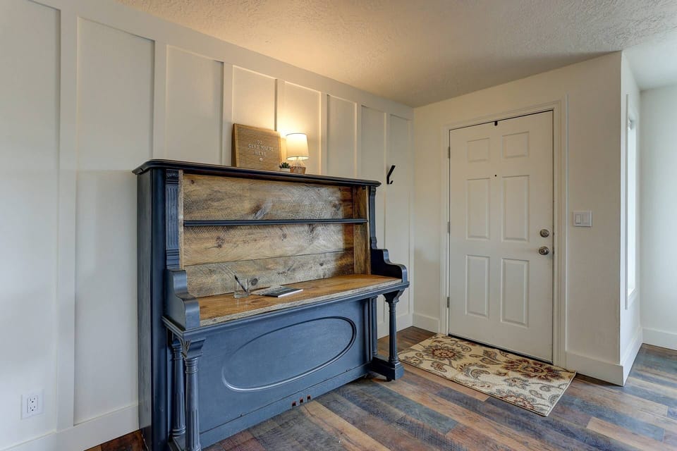 "The home was beautiful with lots of space and great amenities. Would stay here again!!" - Sarah
