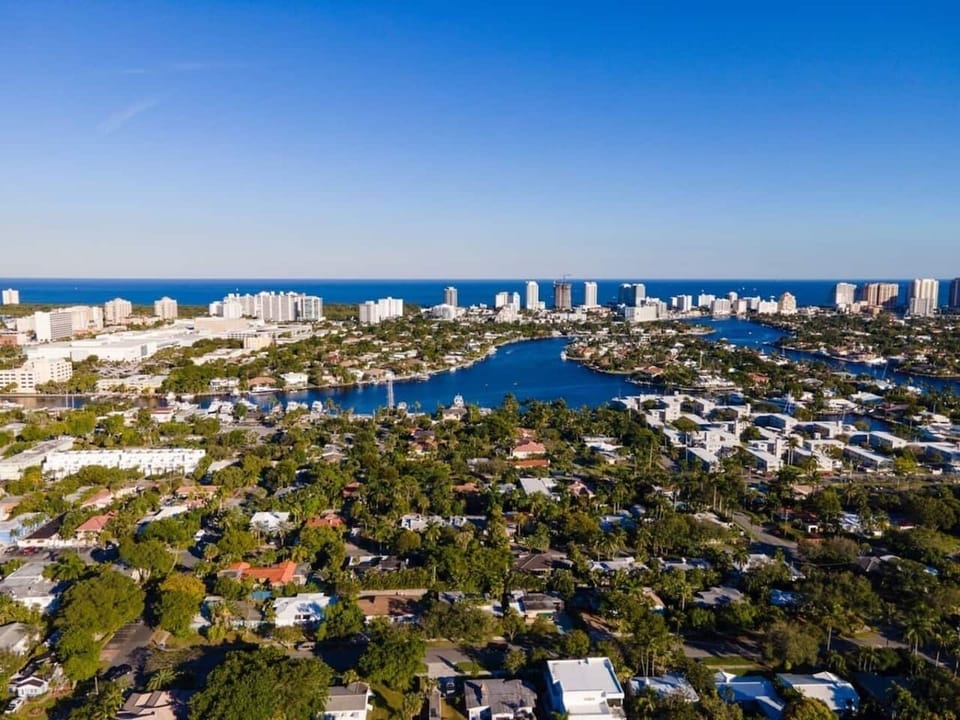 5 minute drive to Fort Lauderdale Beach Blvd. 