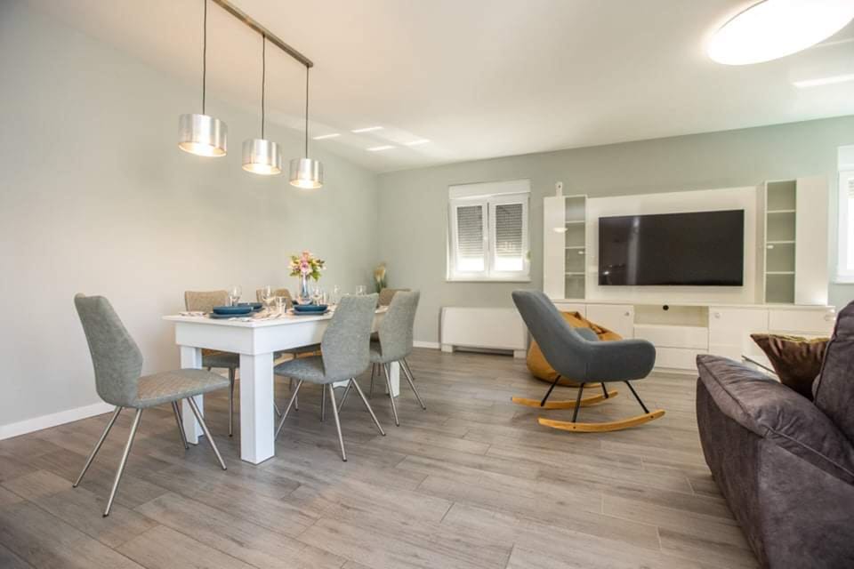 Deluxe Apartment, 3 Bedrooms, Pool Access, Courtyard View | In-room dining