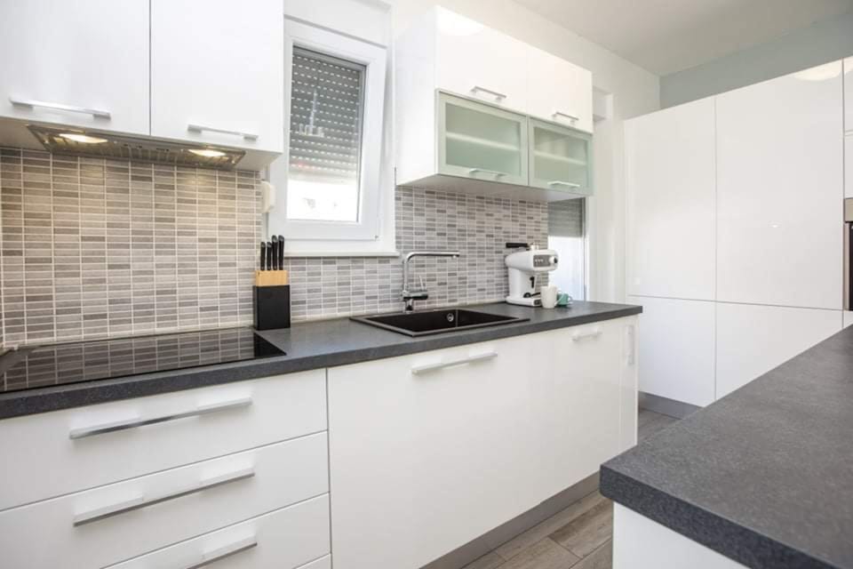 Deluxe Apartment, 3 Bedrooms, Pool Access, Courtyard View | Private kitchen | Full-size fridge, microwave, oven, stovetop