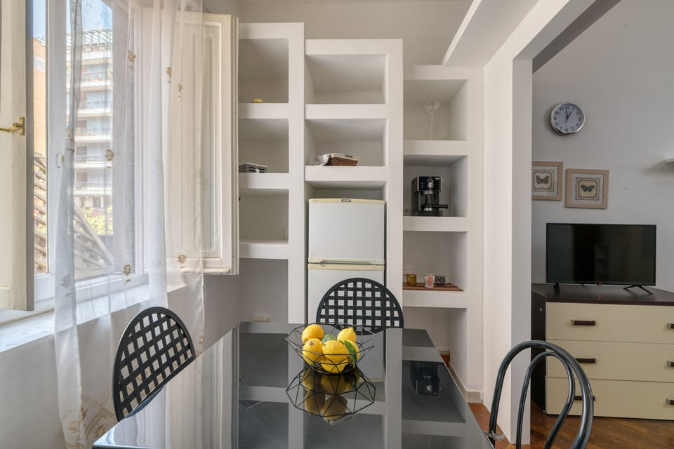 Full-size fridge, microwave, oven, toaster