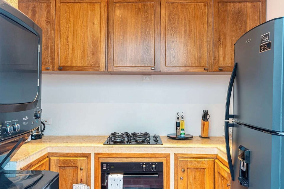Fully equipped kitchen · Gas stove · Cookware included