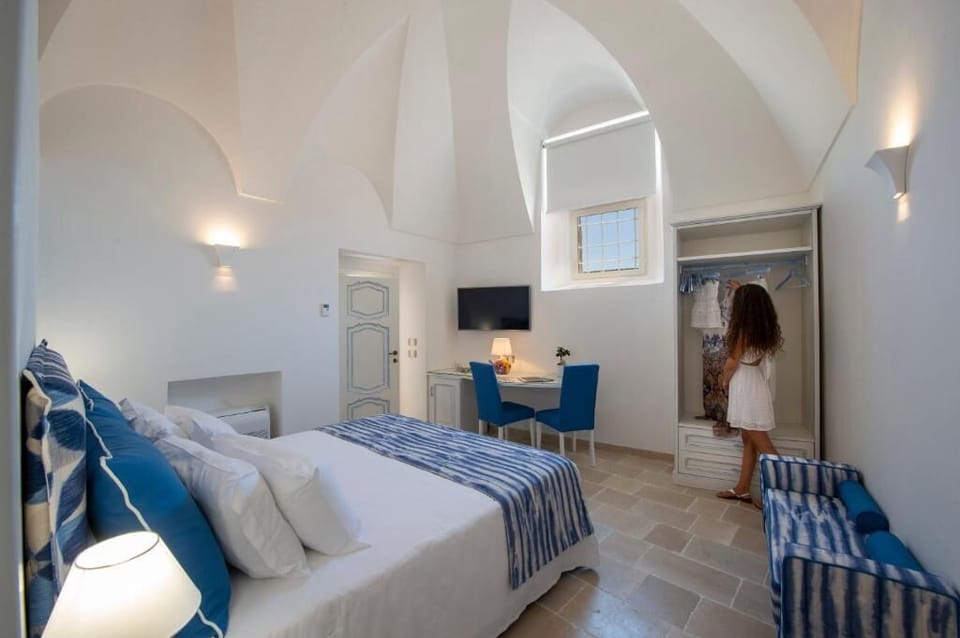 Economy Double or Twin Room | Minibar, in-room safe, blackout drapes, soundproofing