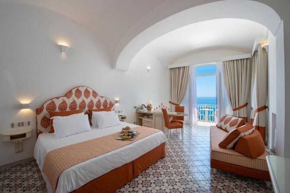 Junior Studio Suite | Minibar, in-room safe, blackout drapes, soundproofing