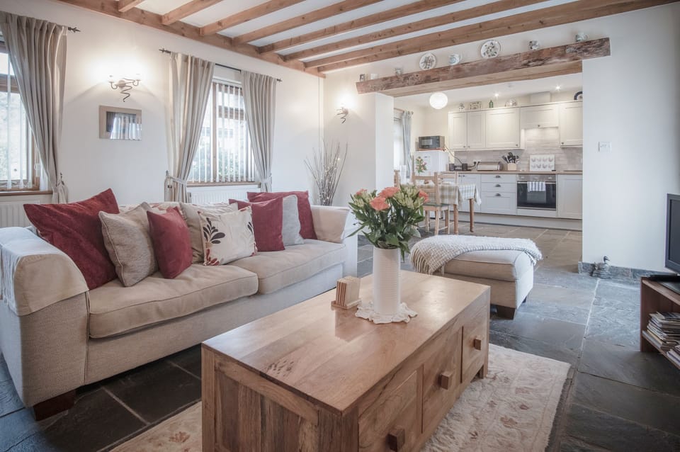 Luxury Cottage | Living area | 32-inch TV with digital channels, fireplace