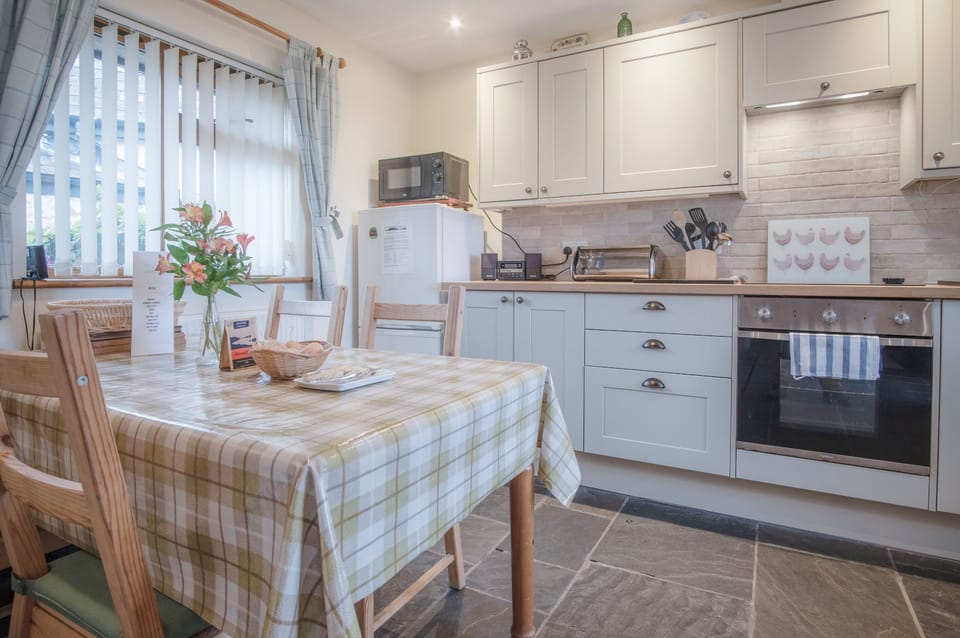 Luxury Cottage | Private kitchen | Full-size fridge, microwave, oven, dishwasher
