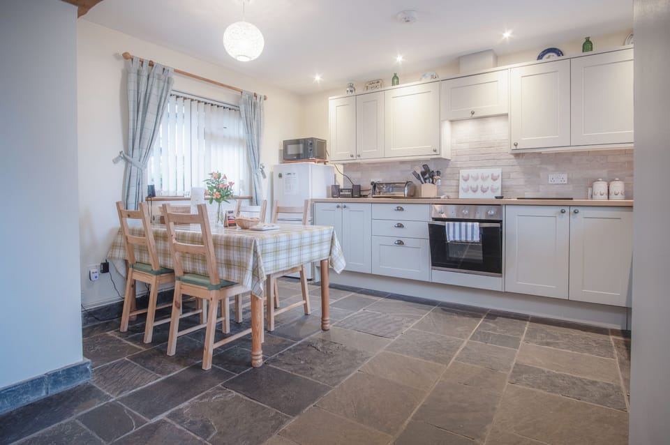 Luxury Cottage | Private kitchen | Full-size fridge, microwave, oven, dishwasher