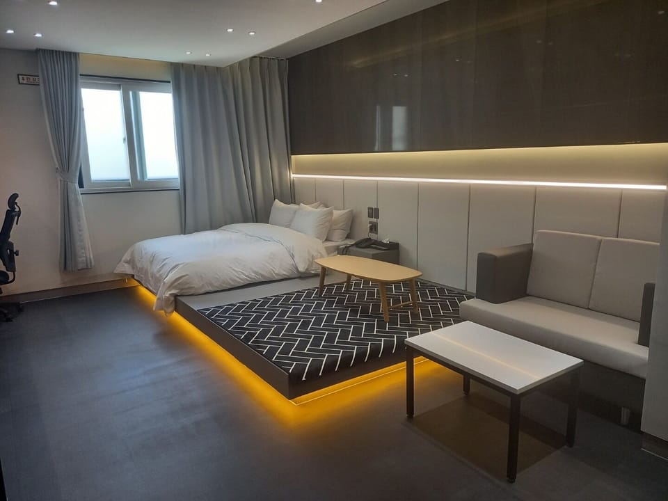 Premier Twin Room | Desk, blackout drapes, free WiFi