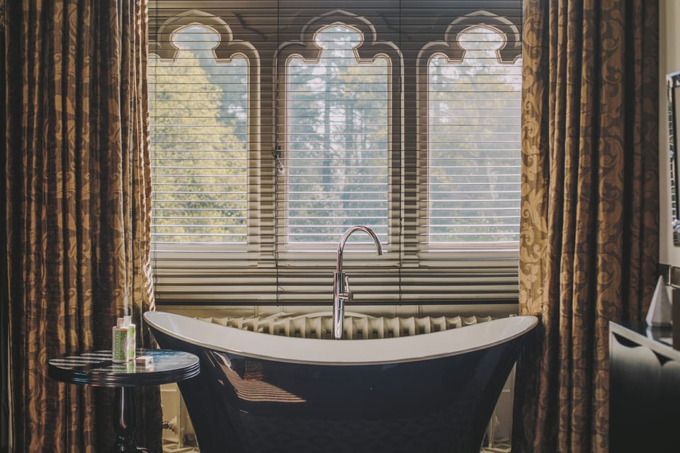 Luxury Double Room | Bathroom | Hair dryer, bathrobes, slippers, towels