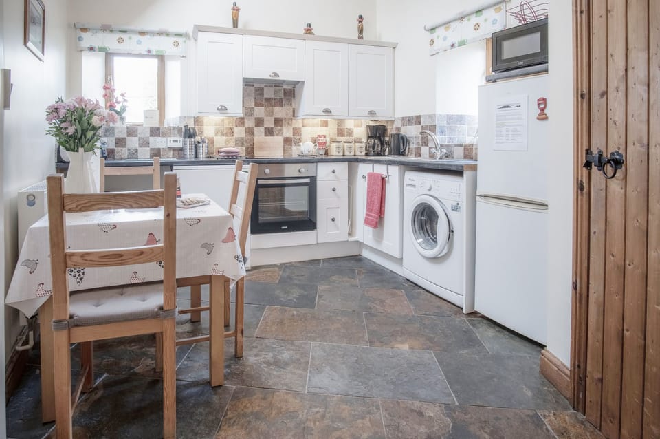 Luxury Cottage | Private kitchen | Highchair, cookware/dishes/utensils