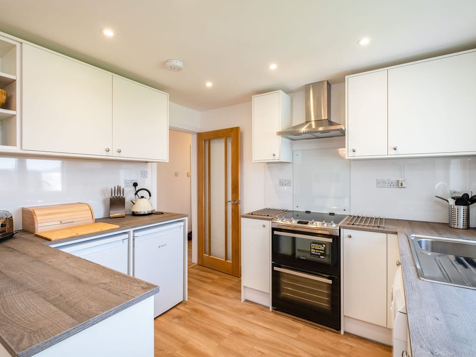 Cottage | Private kitchen | Fridge, dishwasher, electric kettle, toaster