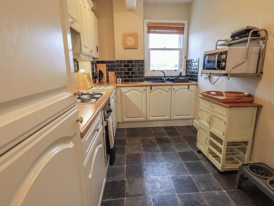 Cottage | Private kitchen | Fridge, electric kettle, toaster, cookware/dishes/utensils