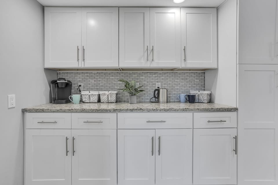 Kitchen / Beverage Center