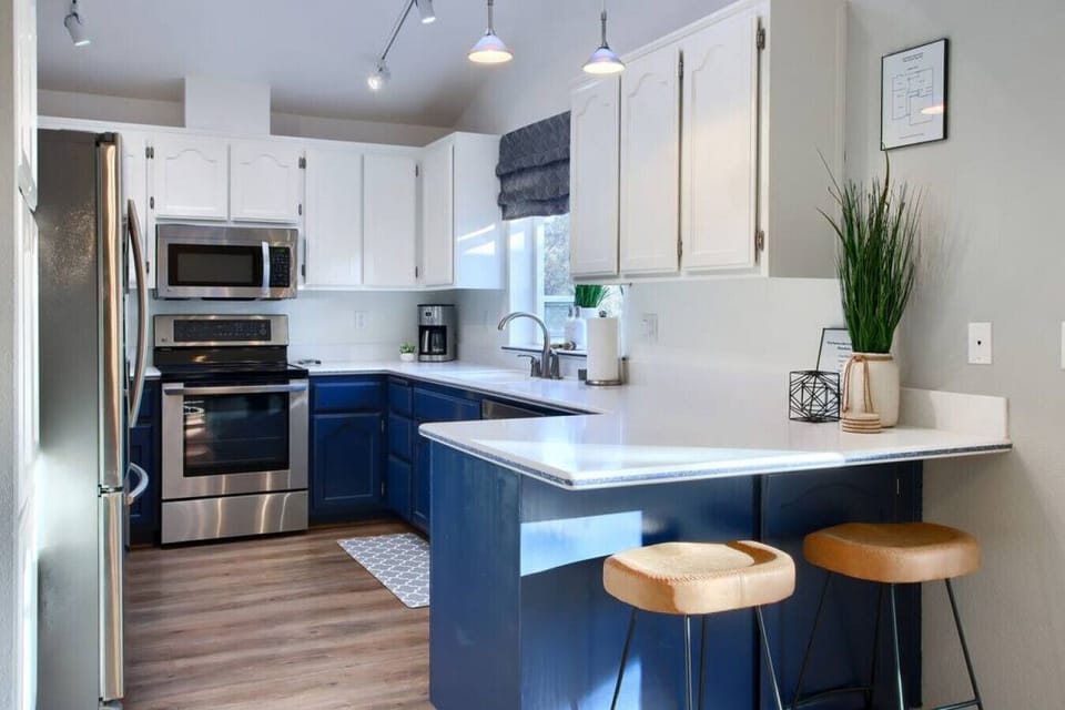 Fully functioning kitchen with a coffee machine, blender, rice cooker, and all the cookware you could ever need. Plus 2 bar seats... perfect for breakfast!
