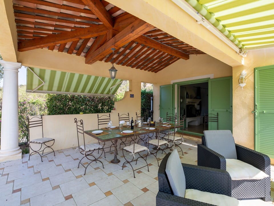 Furniture, Property, Chair, Plant, Houseplant, Shade, Interior Design, Flowerpot, Couch, Table