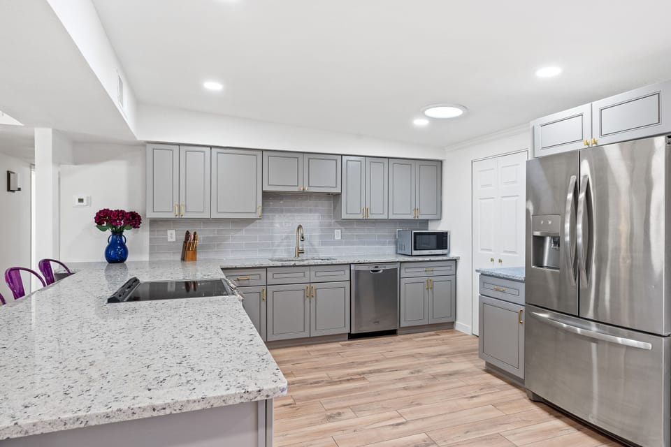 Brand new fully stocked kitchen with plenty of room to move around. 