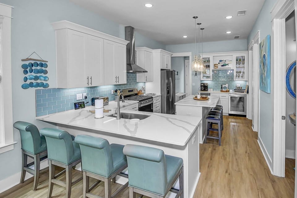 Additional 7 seats at the 2 kitchen islands