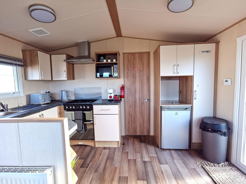 Cabin | Private kitchen | Fridge, microwave, oven, stovetop