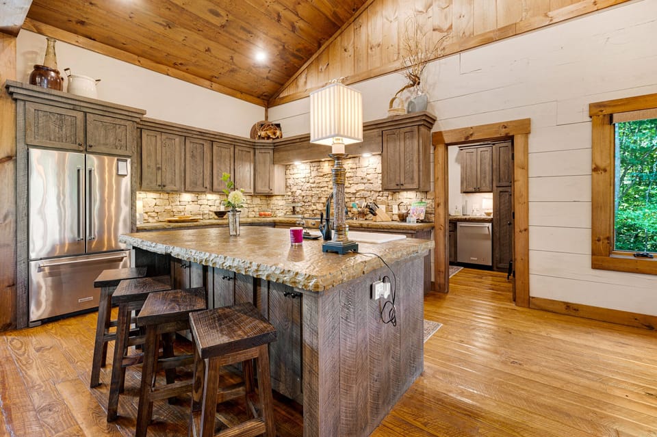 Copperline Lodge - Kitchen Island Seating