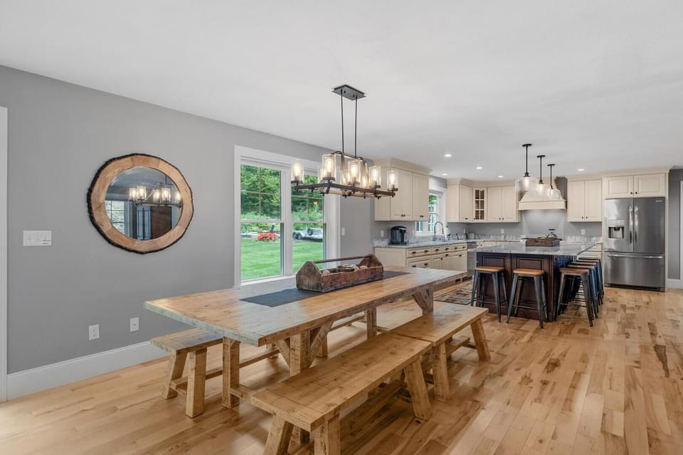 eating area next to kitchen