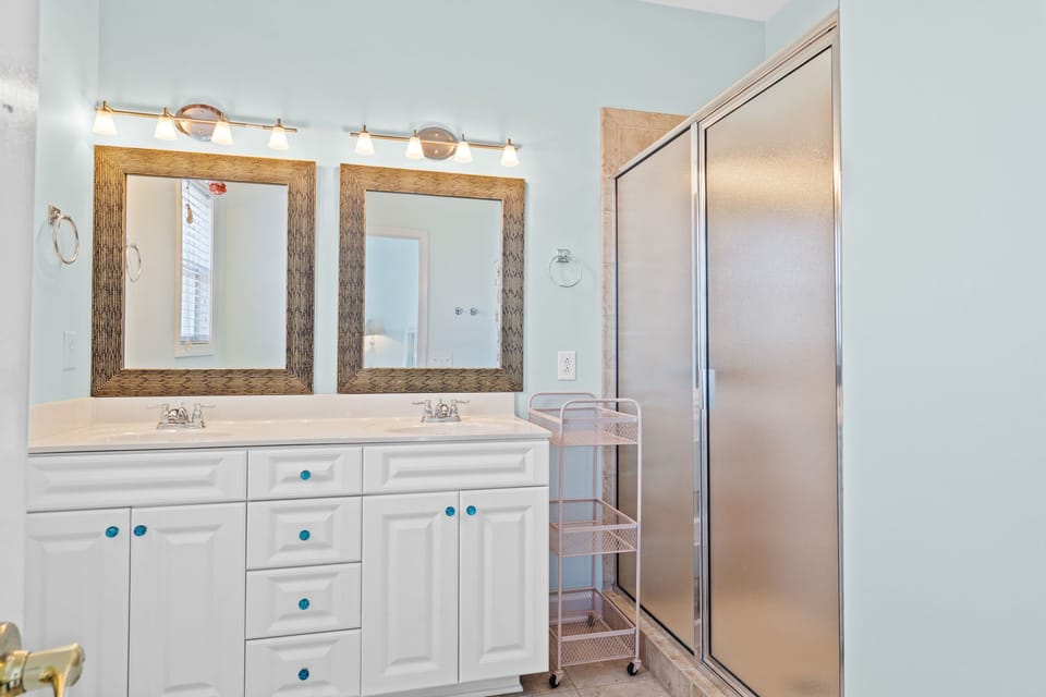 MASTER SUITE PRIVATE BATH 