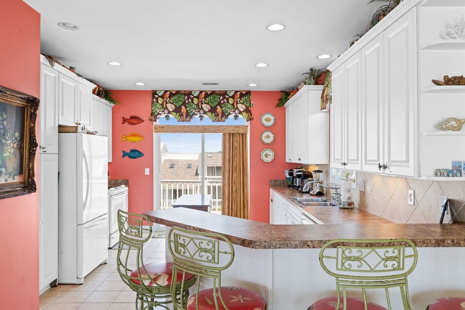 BRIGHT KITCHEN 