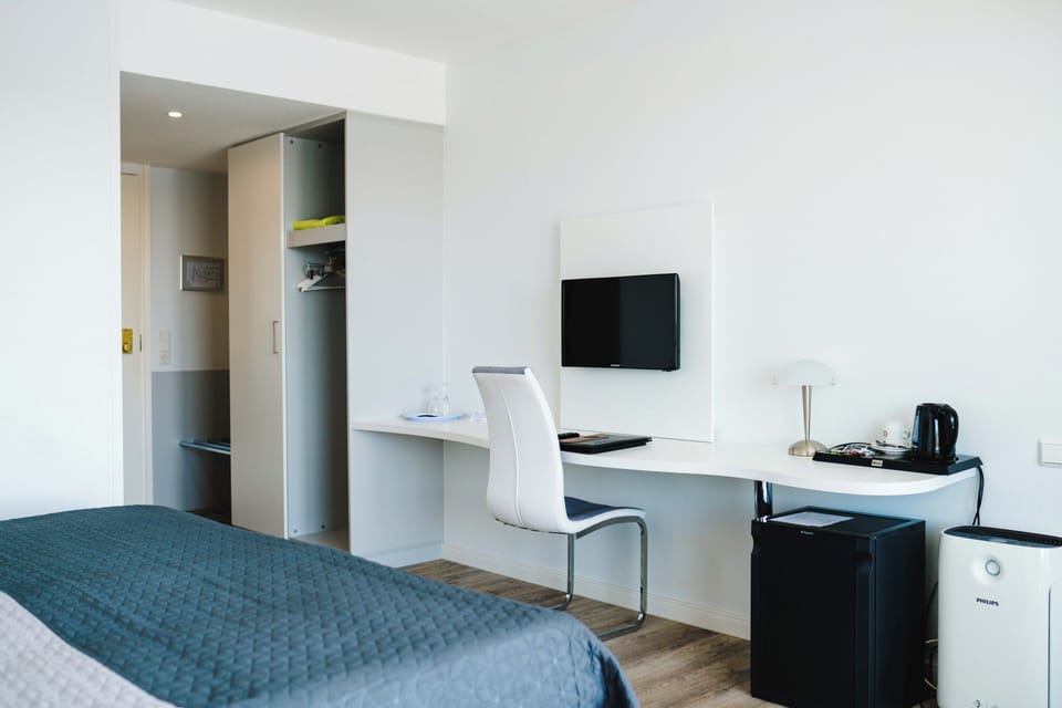 Soundproofing, free WiFi, bed sheets