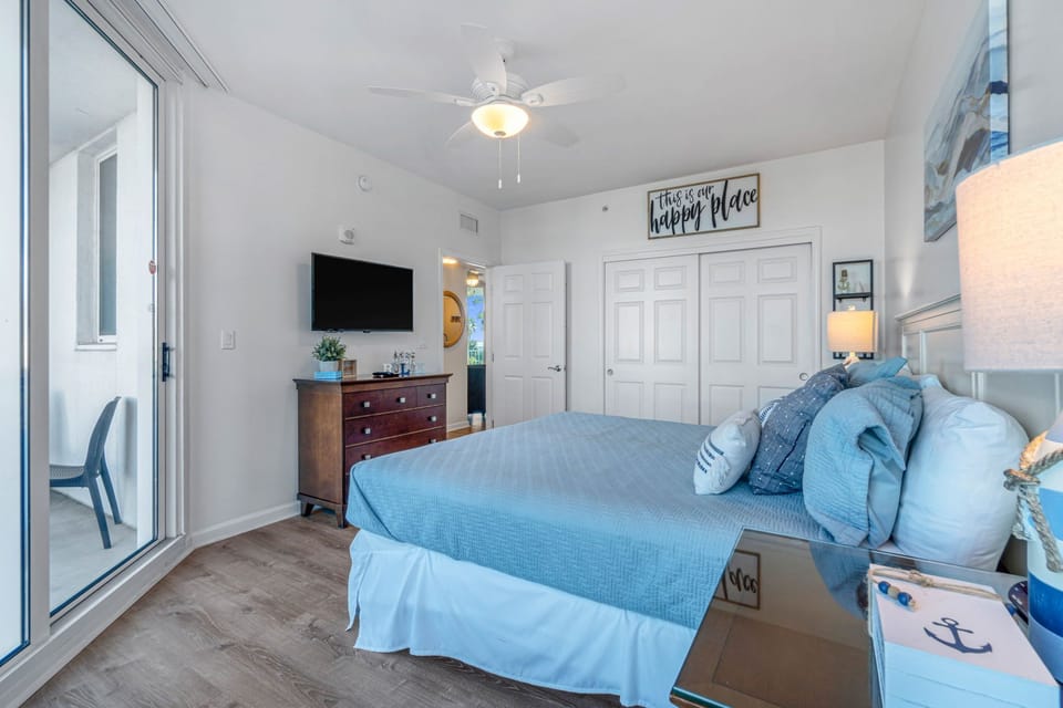King Sized Bed, large closet, Flat Screen TV with cable. Private Balcony