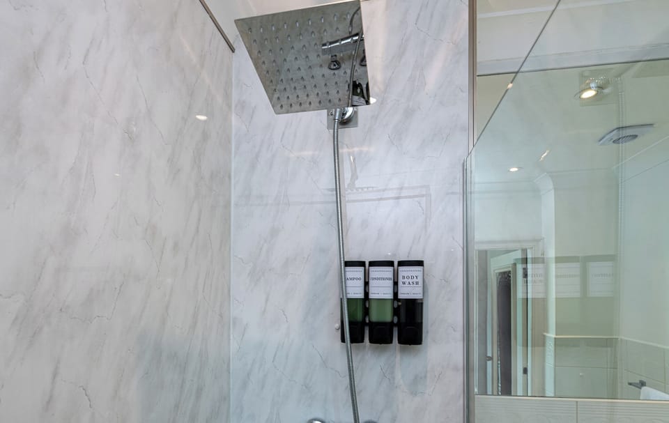 Honeymoon Double Room | Bathroom shower